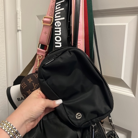 🍋LULULEMON ATHLETICA | Everywhere Belt Bag Wordmark in Black/White - Picture 2 of 4